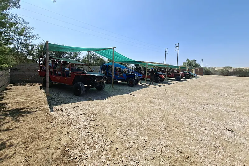 Vehículos 4x4 bajo la sombra del estacionamiento de la base