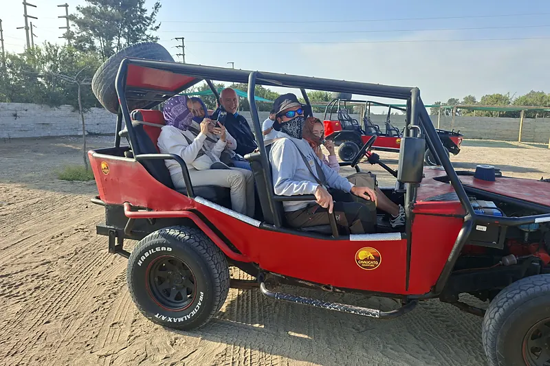 Viajeros a bordo de un vehículo 4x4 listos para salir al desierto