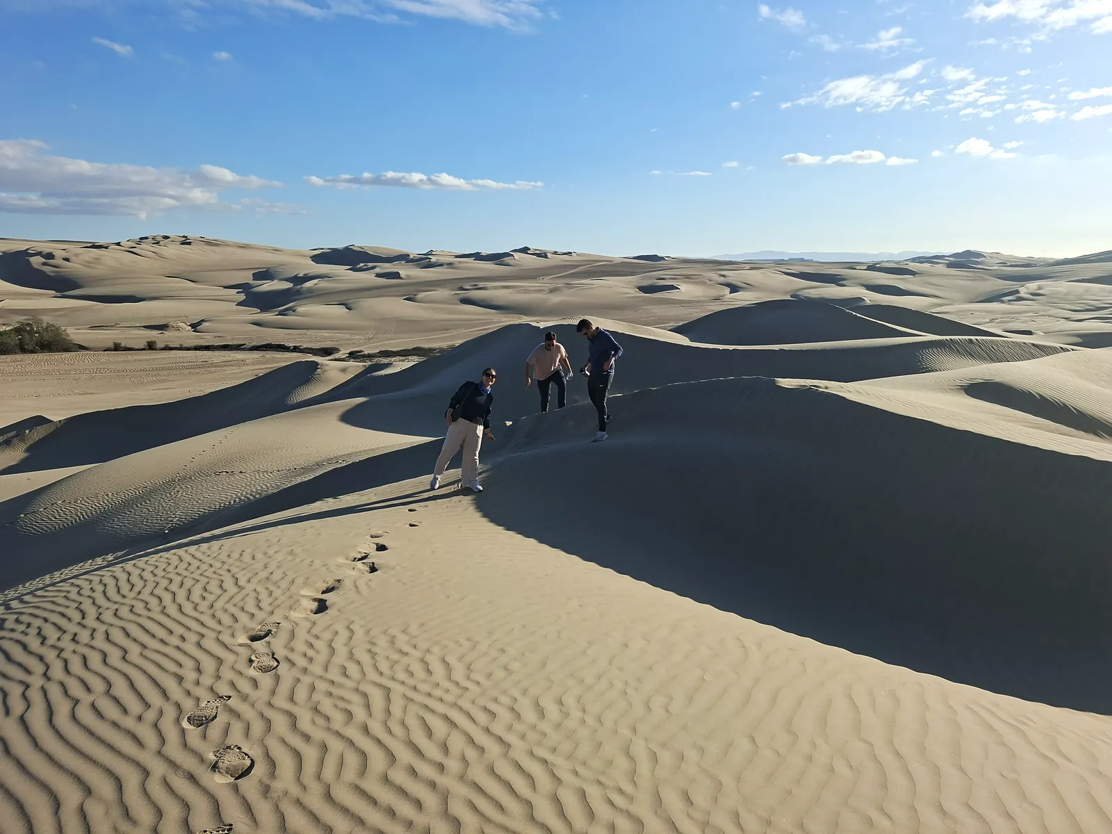 Viajeros caminando entre las dunas del Desierto California