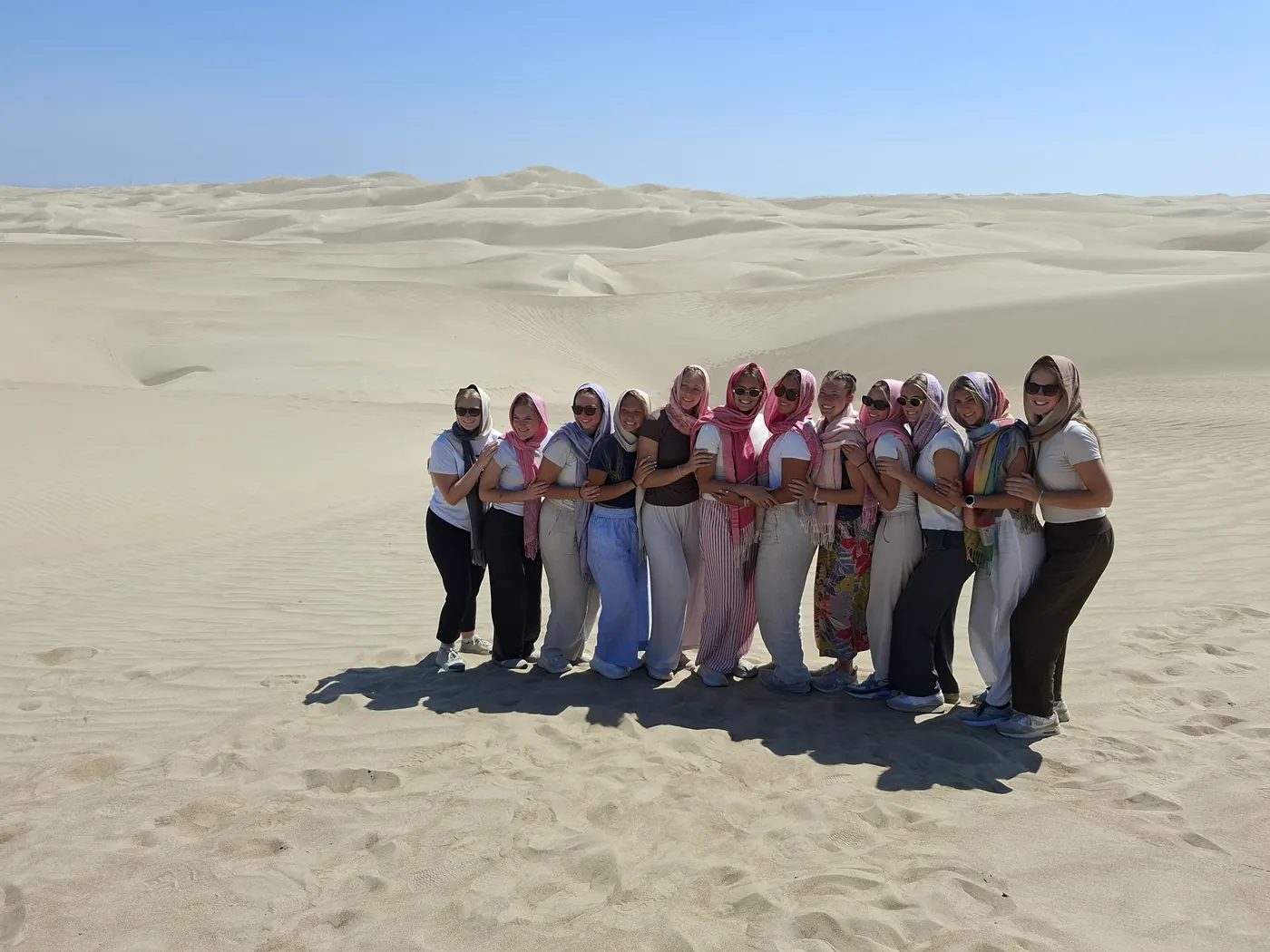Grupo de viajeras en las dunas del Desierto California