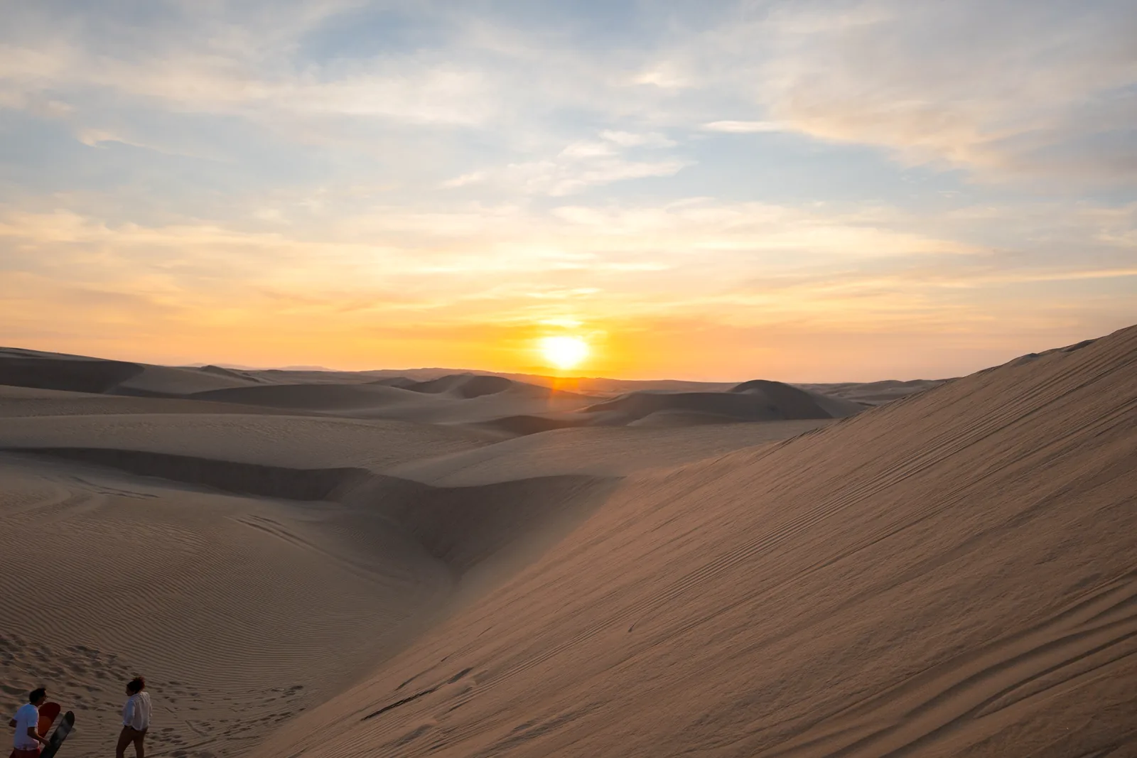 Atardecer sobre las dunas del Desierto California, en Pisco – Paracas