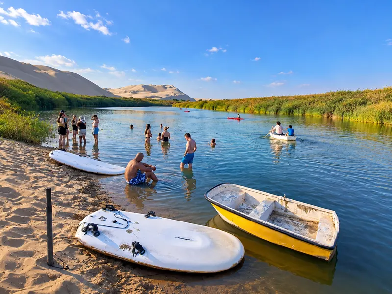 Viajeros en la laguna del Oasis Costa Rica, rodeada de dunas