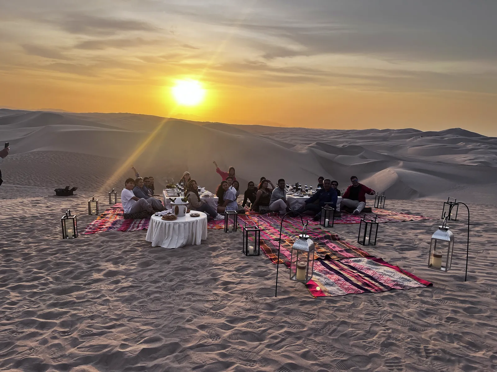 Montaje del brindis al atardecer entre las dunas del Desierto California
