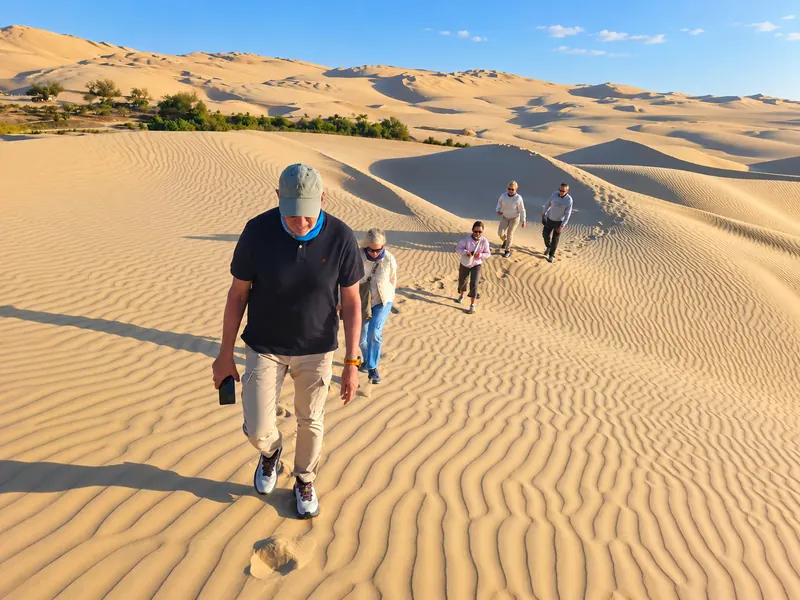 Grupo caminando por las dunas en el Desert Oasis Trekking
